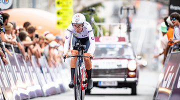 Cedrine Kerbaol défend son maillot blanc sur le contre-la-montre à Pau lors de la dernière étape du tour de France Femmes 2023