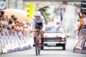 Cedrine Kerbaol défend son maillot blanc sur le contre-la-montre à Pau lors de la dernière étape du tour de France Femmes 2023