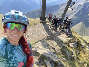 Coach VTT avec un groupe prêt à s'élancer dans une descente technique