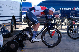 Cycliste professionnel qui roule sur un home trainer après une course