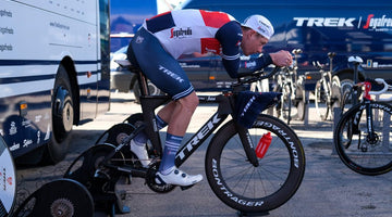 Cycliste professionnel qui roule sur un home trainer après une course