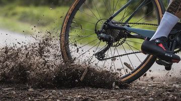 Cycliste gravel sur un sentier boueux