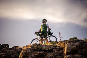 pratiquant de bikepacking prêt à partir à l'aventure