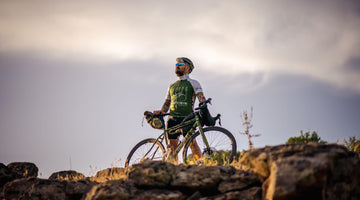 pratiquant de bikepacking prêt à partir à l'aventure