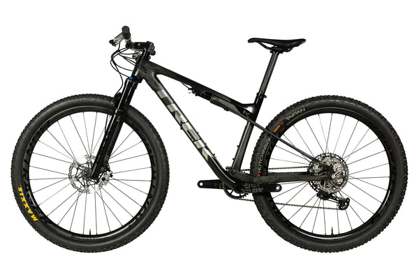 Vue du côté opposé de la chaîne du Trek Supercaliber 9.8 XT Gen 1 Noir Gris