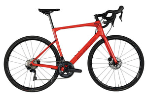 Vue du côté de la chaîne du BMC Roadmachine Five Ultegra Rouge
