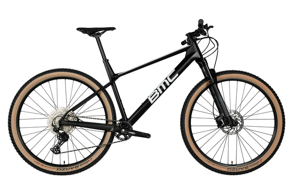 Vue du côté de la chaîne du BMC Twostroke 01 FIVE