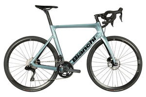 Vue du côté de la chaîne du Bianchi Aria Aero 105 Di2 Violet Brillant