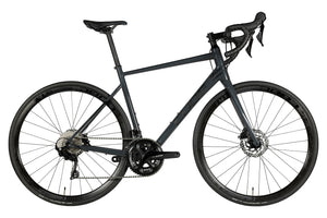 Vue du côté de la chaîne du Cube Attain SL Disc Shimano 105