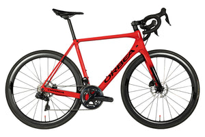 Vue du côté de la chaîne du Orbea Orca M20iTeam Disc Rouge