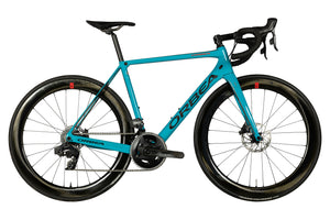 Vue du côté de la chaîne du Orbea Orca M21eTeam Sram Force AXS Bleu