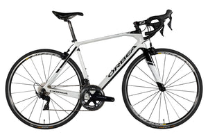 Vue du côté de la chaîne du Orbea Orca M30 Pro Dura-Ace