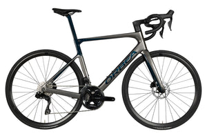 Vue du côté de la chaîne du Orbea Orca M30iLTD PWR
