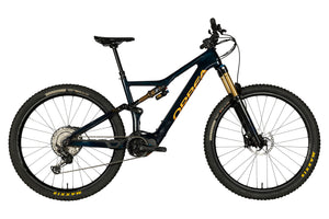 Vue du côté de la chaîne du Orbea Rise M10 Bleu Carbone