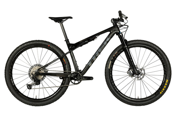 Vue du côté de la chaîne du Trek Supercaliber 9.8 XT Gen 1 Noir Gris