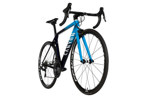Vue diagonale du Canyon Ultimate CF SL 8.0 Bleu Blanc