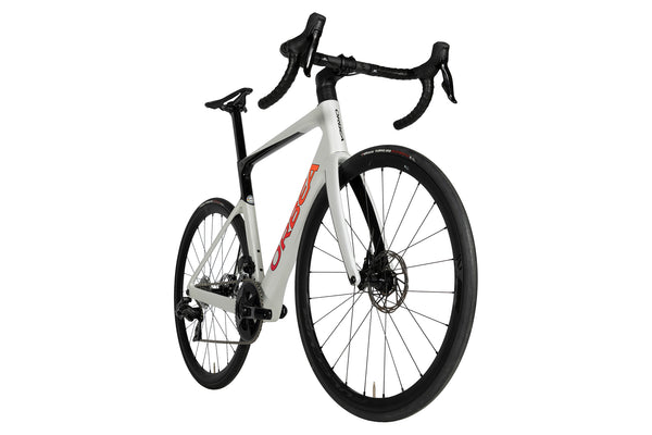 Vue diagonale du Orbea Orca M31eLTD PWR