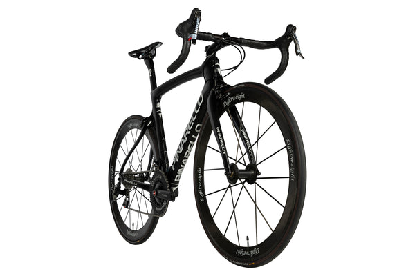 Drei-Viertel Ansicht des Pinarello Dogma F8