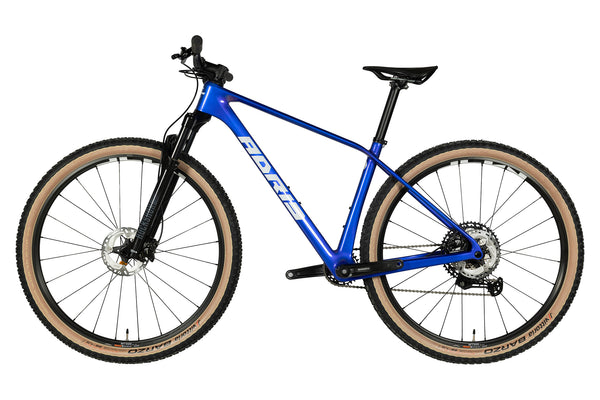 Vue du côté opposé de la chaîne du Adris Le Resistant Shimano Deore Bleu Saphire