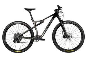 Vue du côté de la chaîne du Orbea Oiz M11-AXS