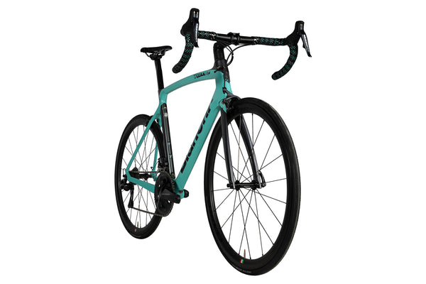 Three-quarter view of the Bianchi Oltre XR4