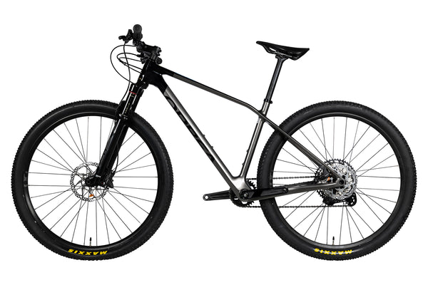 Vue du côte opposé de la chaîne du Orbea Alma M30