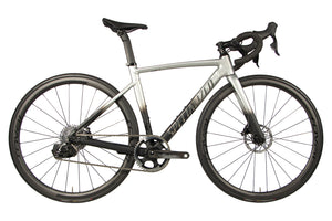 Vue du côte de la chaîne du Specialized Allez Sprint SRAM Rival eTap AXS