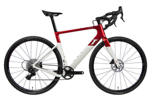 Vue du côte de la chaîne du 3T Exploro RaceMax Ekar Red White