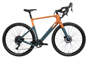 Vue du côte de la chaîne du 3T Exploro RaceMax GRX Orange Grey