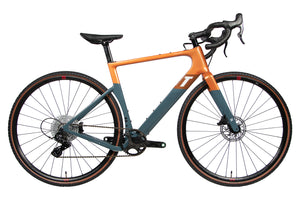 Vue du côte de la chaîne du 3T Exploro RaceMax Ekar Orange Grey