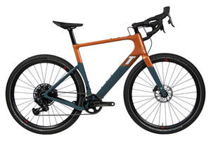 Vue du côte de la chaîne du 3T Exploro RaceMax Eagle AXS Orange Grey
