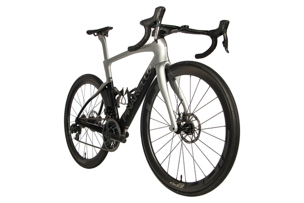 Vue diagonale du Pinarello Dogma F Red eTap AXS